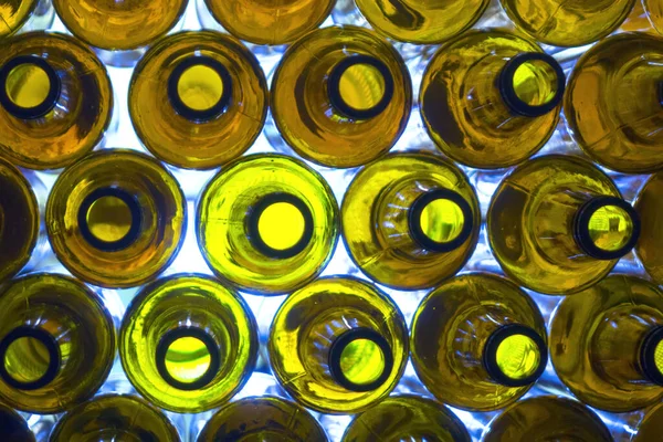 Garrafas Cerveja Vazias Vidro Amarelo Jazem Fileiras — Fotografia de Stock