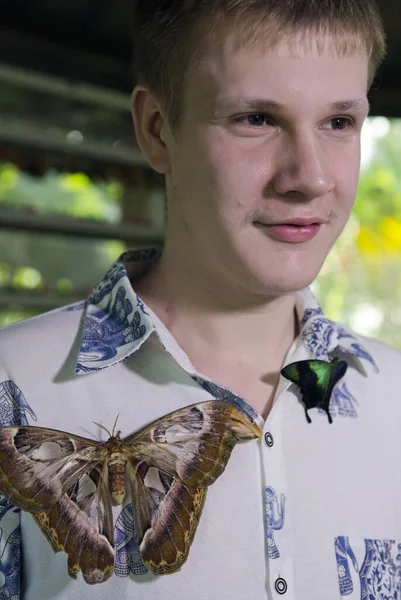Junger Mann Einem Schmetterlingspark Mit Einem Großen Tropischen Schmetterling — Stockfoto