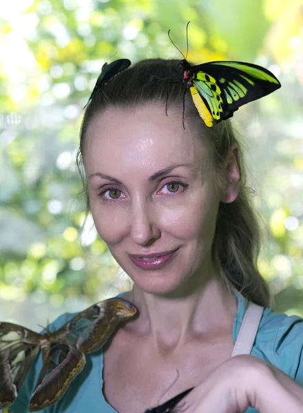 Mooie Jonge Vrouw Een Vlinder Park Met Grote Tropische Vlinders — Stockfoto
