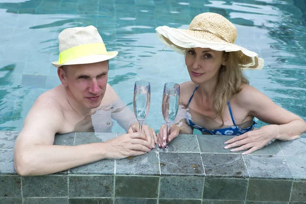 Casal Feliz Piscina Segurar Copos Com Vinho Han — Fotografia de Stock