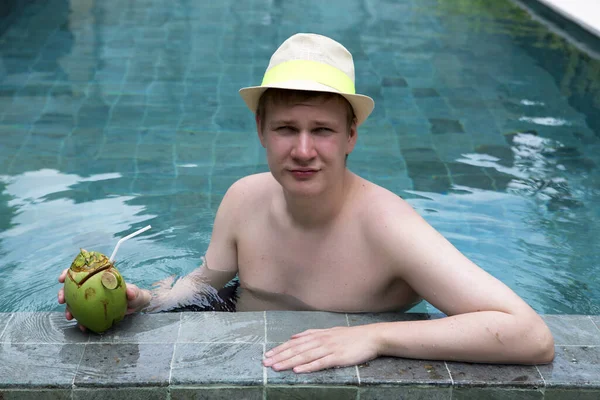 Gelukkige Jongeman Met Hoed Aan Zwembad Met Cocktail Kokosnoot — Stockfoto