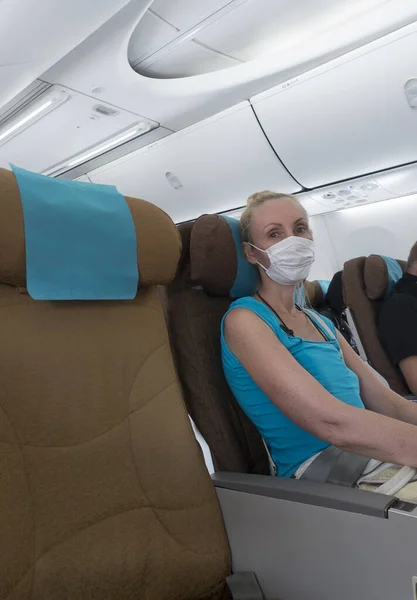 Mulher Com Máscara Protectora Médica Avião Cadeira Adjacente Livre Para — Fotografia de Stock