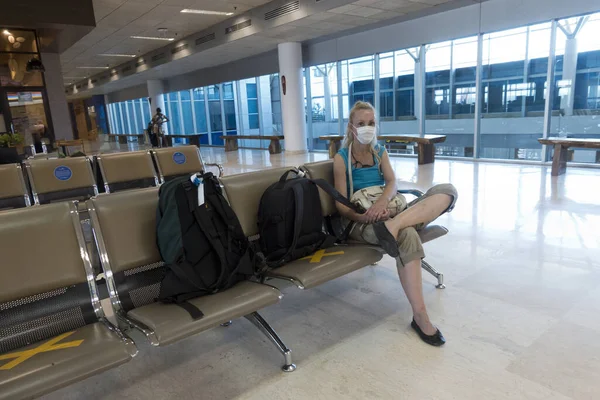 Kobieta Medycznej Masce Ochronnej Pustej Sali Lotniskowej Podczas Pandemii Koronawirusowej — Zdjęcie stockowe