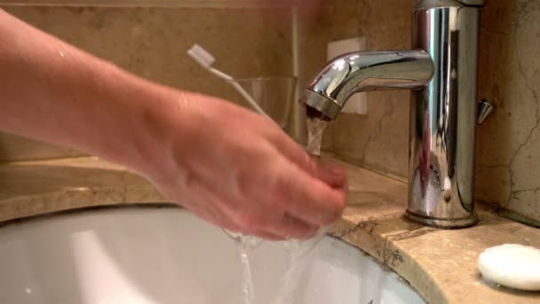 Коронавирусная пандемия профилактики мыть руки с мылом теплой водой протирая пальцы мытье часто или с помощью дезинфицирующего геля для рук gel.Shot в 4K UHD — стоковое видео