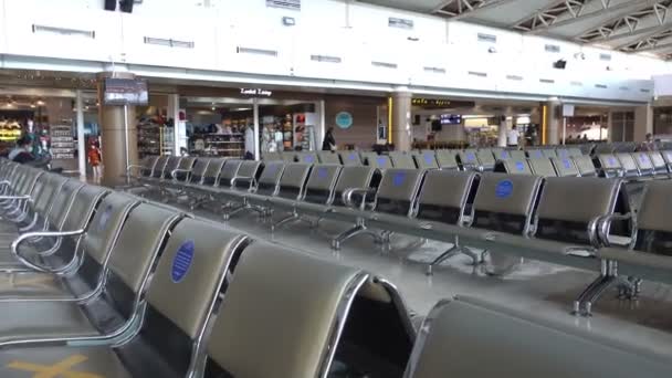 INDONÉSIE, ÎLE LOMBOK-MARS 28, 2020 : sièges vides dans le hall de l'aéroport pendant le coronavirus, sur les sièges marquant avec une demande de ne pas occuper les places voisines — Video