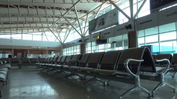 INDONESIA, ISOLA LOMBOK-MARZO 28, 2020: posti vuoti nella hall dell'aeroporto durante il coronavirus, sui sedili contrassegnati con la richiesta di non occupare posti vicini — Video Stock