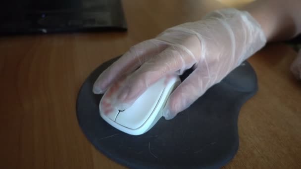 Рука в защитной перчатке работает компьютерная мышь из-за коронавируса карантина — стоковое видео