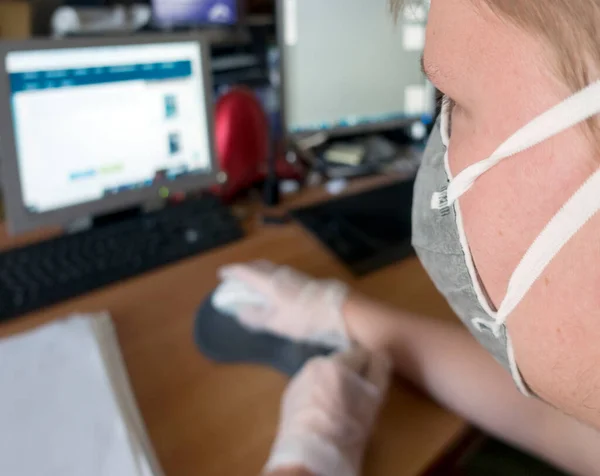 Koruyucu Maske Eldivenlerle Bilgisayar Başında Çalışan Genç Bir Erkek Programcı — Stok fotoğraf