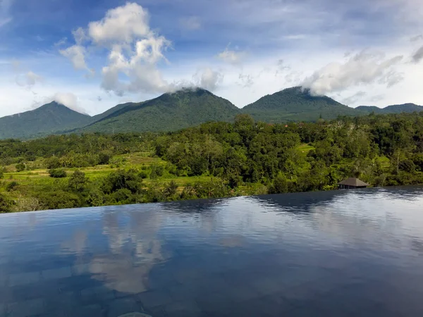 Uitzicht Tropische Natuur Bergen Het Zwembad Voorgrond Baturiti Tabanan Bali — Stockfoto