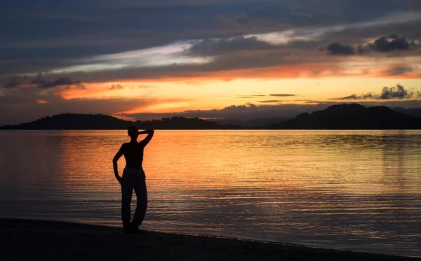 Silhouet Van Een Slanke Vrouw Heldere Tropische Zonsondergang Achtergrond Zee — Stockfoto
