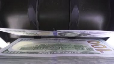 Para sayma makinesi dolar banknotları sayıyor. Bankacılık ve ticari faaliyet. Nakitten hızlı kredi. Kağıt para saymak için otomatik ekipman. Para sayma ekipmanlarını kapat
