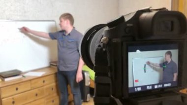 Okul çocukları için uzaktan öğrenim, genç modern bir öğretmen karantina sırasında internet kullanan öğrencilere çevrimiçi dersler veriyor, çocuklara öğretiyor