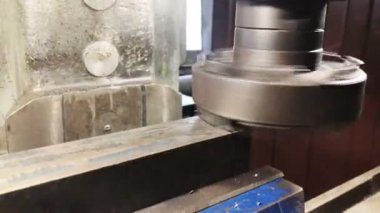 Metal işçiliği. Hız öğütücüsünü sert alaşımlı değirmen makinesiyle bitir. Metal öğütücüleri evrensel dikey değirmen makinesine klemplenmiş.