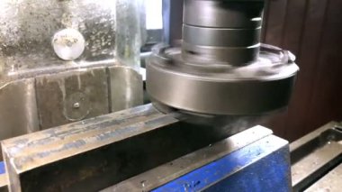 Metal işçiliği. Hız öğütücüsünü sert alaşımlı değirmen makinesiyle bitirip metal öğütücüleri evrensel dikey değirmen makinesinde makineli meşalelere sıkıştırıp yavaş çekim makinesine bağlamak.