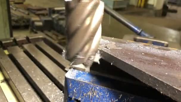 Metallbearbeitung. Der Schaftfräser bearbeitet das Teil in Maschinenzügen auf einer universellen Vertikalfräsmaschine, — Stockvideo