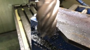 Metal işçiliği. Son değirmen kesicisi, 4K UHD 'de çekilen evrensel dikey değirmen makinesinin makine kaldırma parçalarını işler.