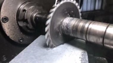 Metal işliyor. Disk sökülebilir değirmen evrensel yatay değirmen makinesinin detaylarını kesiyor. Kesme işlemi büyük bir titreşimle gerçekleşiyor.
