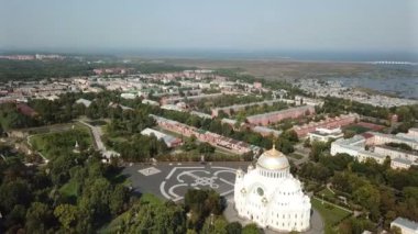 Kronstadt, Rusya 'dan Panorama, Yakornaya Meydanı' ndan Kronstadt 'taki Saint Nicholas Donanma Katedrali' ne gelen 4K UHD ile vurulan bir Rus Ortodoks uçağıdır.