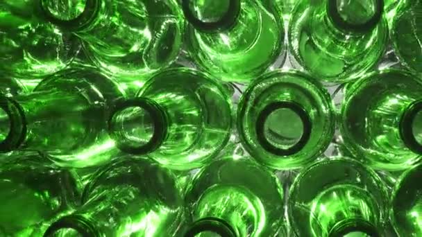空のボトル 空のガラスボトルのスライダーショット 生産ラインのトップビュー 空の緑のビールボトル トップビュー ドリーショット — ストック動画