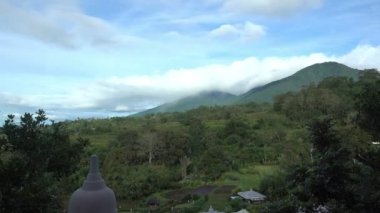 Kameralı adam, Baturiti Bedugul, Baturiti, Kec 'teki dağların arasından vadiye iniyor. Baturiti, Kabupaten Tabanan, Bali