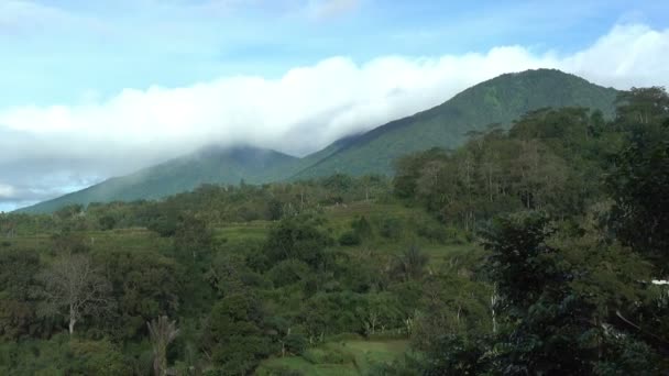 Людина Камерою Спускається Долину Між Горами Районі Батуриті Бедугул Батуриті — стокове відео