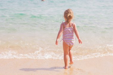 Küçük kız tatil deniz