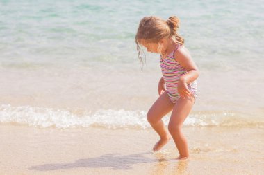 Küçük kız tatil deniz