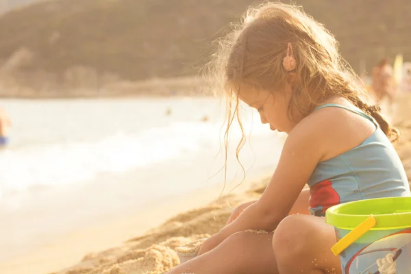 Маленька дівчинка грає на пляжі — стокове фото