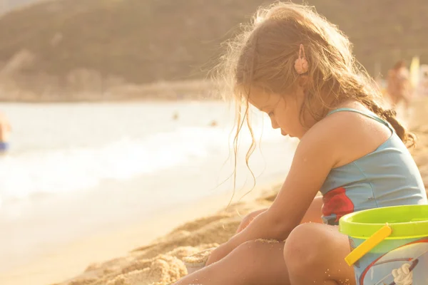 Menina brincando na praia — Fotografia de Stock