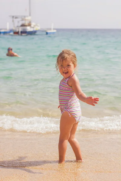 Malá dívka dovolená moře — Stock fotografie