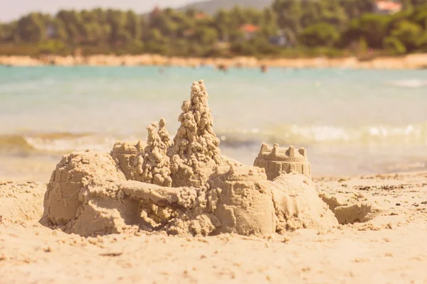 Castelo de areia férias de verão — Fotografia de Stock