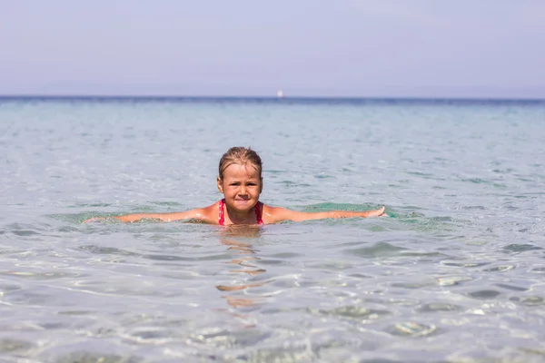 Malá holčička koupání léto — Stock fotografie