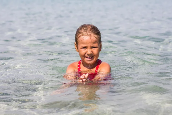 Μικρό κορίτσι κολύμβησης το καλοκαίρι — Φωτογραφία Αρχείου