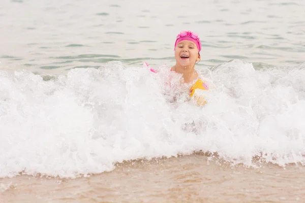Menina nadando verão — Fotografia de Stock