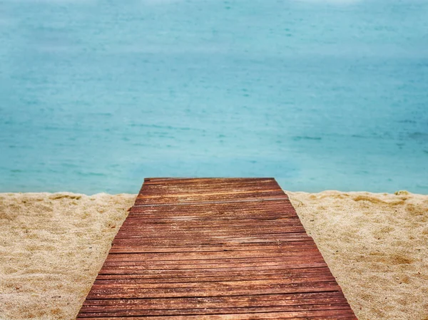 Houten pad op zand strand — Stockfoto