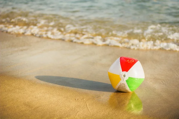 Praia de areia de bola de verão — Fotografia de Stock