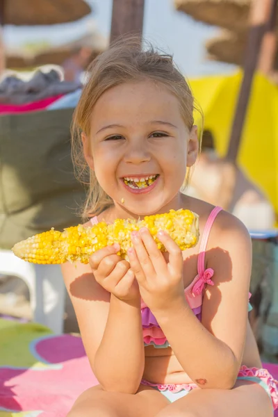 Küçük kız yemek Mısır — Stok fotoğraf