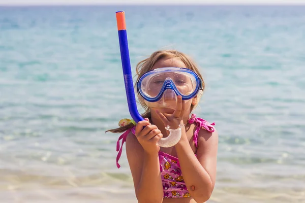Malá dívka dovolené pláž moře — Stock fotografie