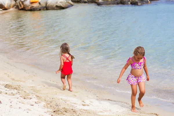 Kleine meisje vakantie zee — Stockfoto
