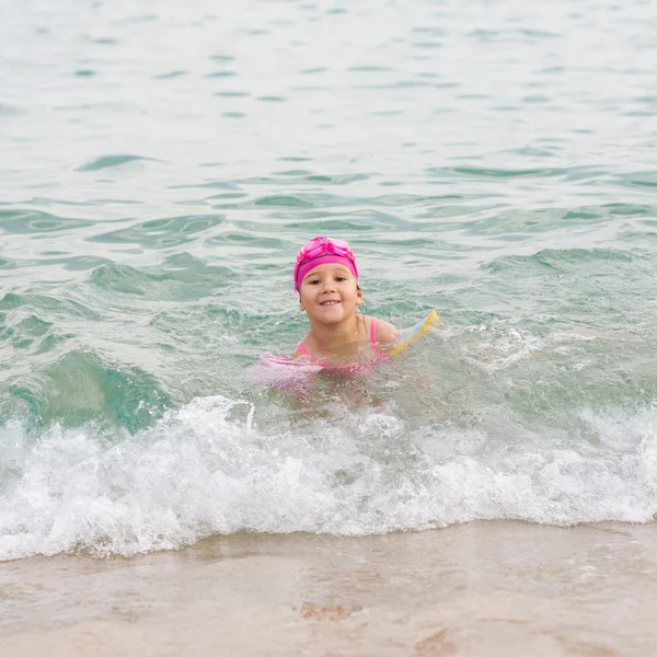 Маленька дівчинка плаває літо — стокове фото