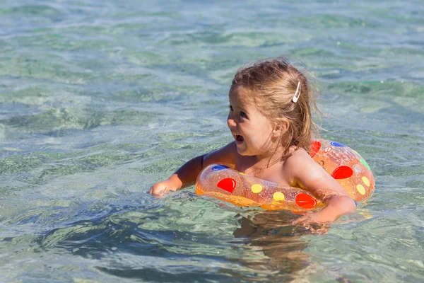 Маленька дівчинка плаває літо — стокове фото