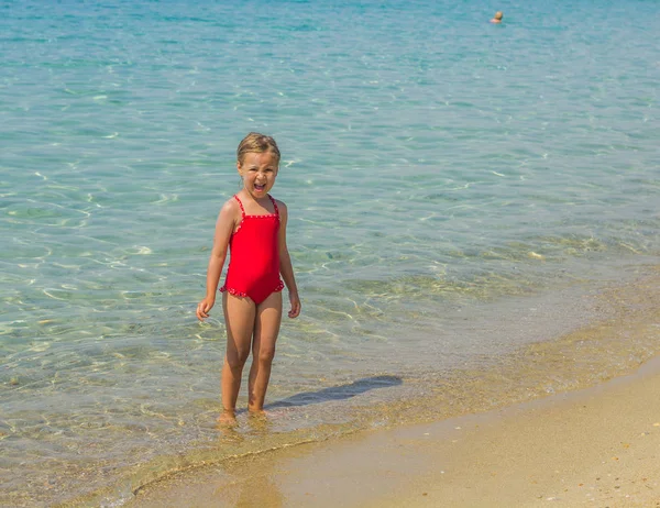 Malá holčička letní prázdniny — Stock fotografie