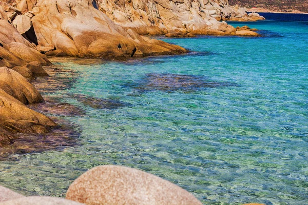 Güzel turkuaz deniz suyu ve kayalık sahil — Stok fotoğraf