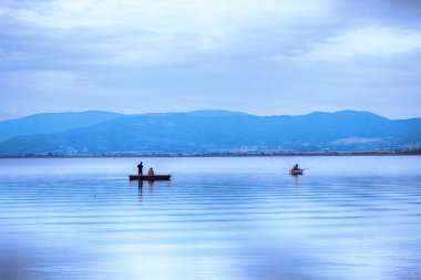 Balıkçı gölde tekne