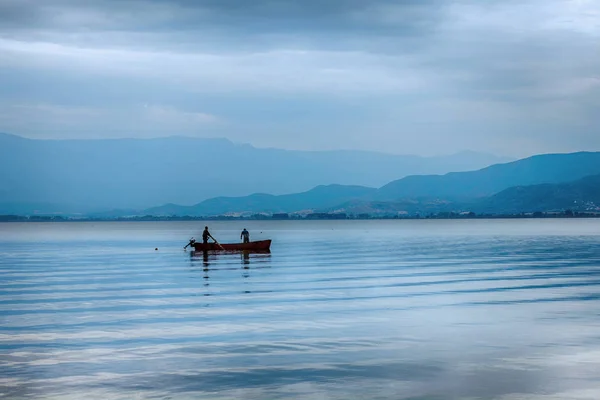 Pescador en barco en el lago — Foto de Stock