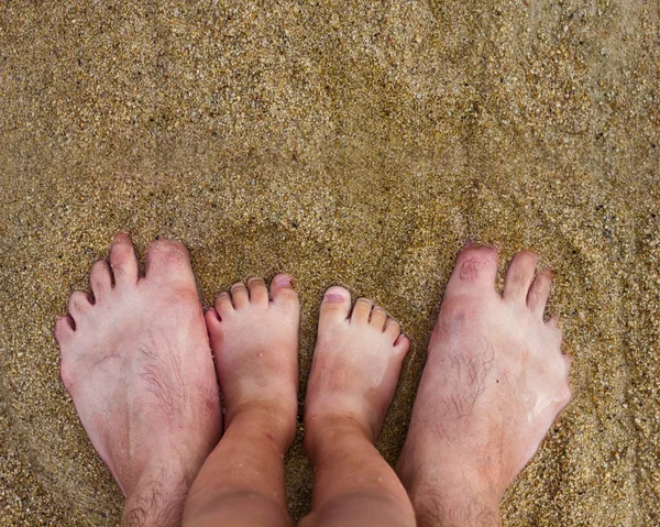 Pés na praia de areia — Fotografia de Stock