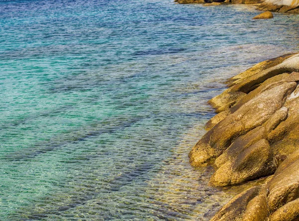 Água do mar azul-turquesa bonita e costa rochosa — Fotografia de Stock