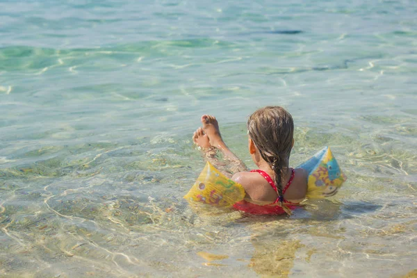 Menina nadando verão — Fotografia de Stock