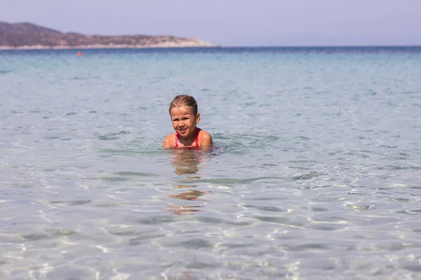 Kleines Mädchen schwimmt Sommer — Stockfoto