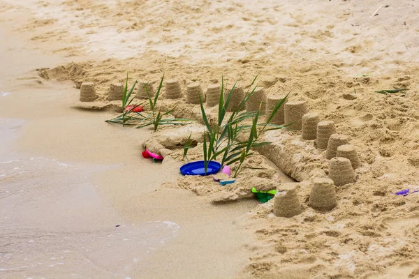 Castelo de areia férias de verão — Fotografia de Stock